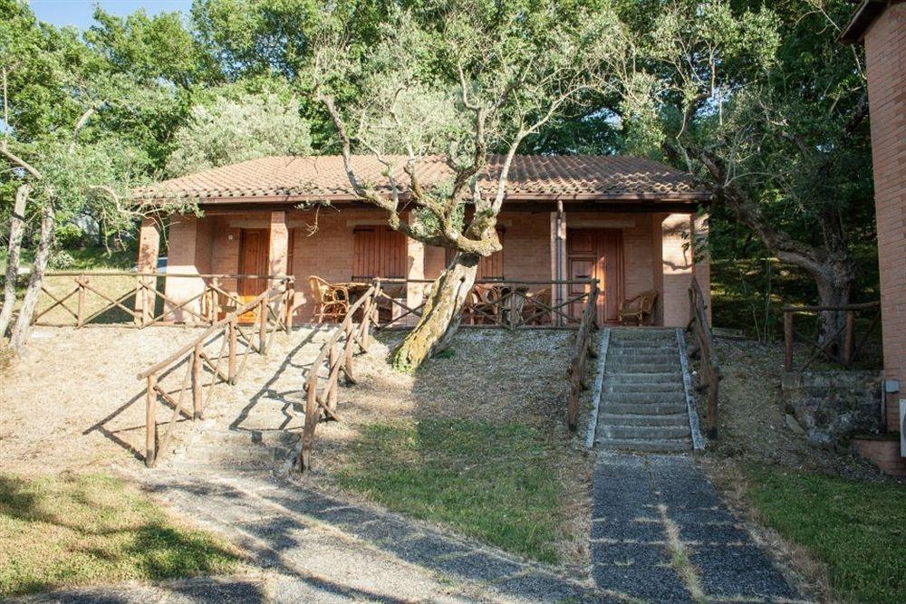 Cerquestra Camping Village Monte del Lago Extérieur photo