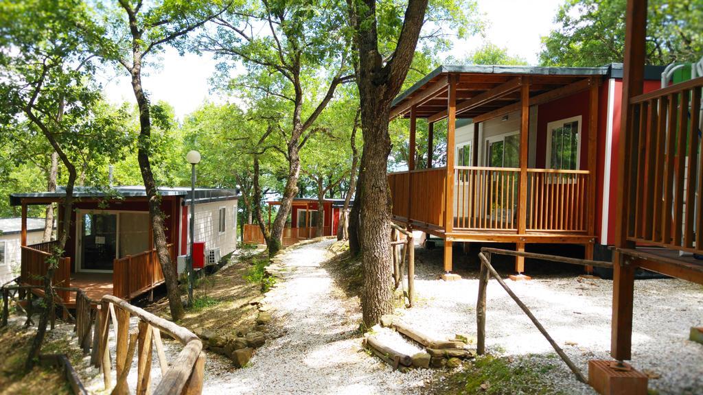 Cerquestra Camping Village Monte del Lago Extérieur photo