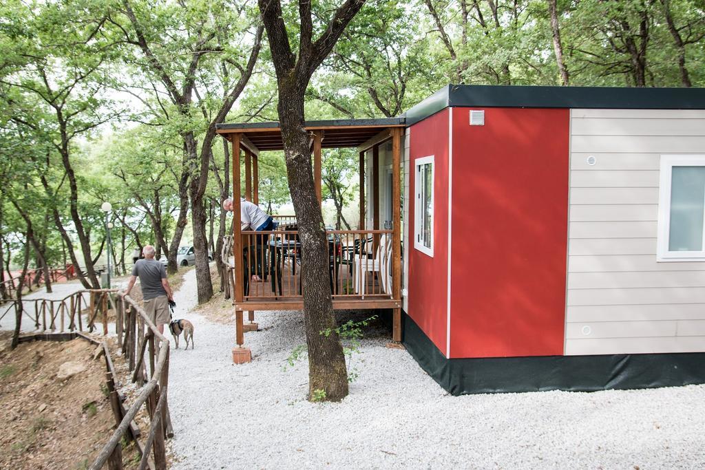 Cerquestra Camping Village Monte del Lago Extérieur photo