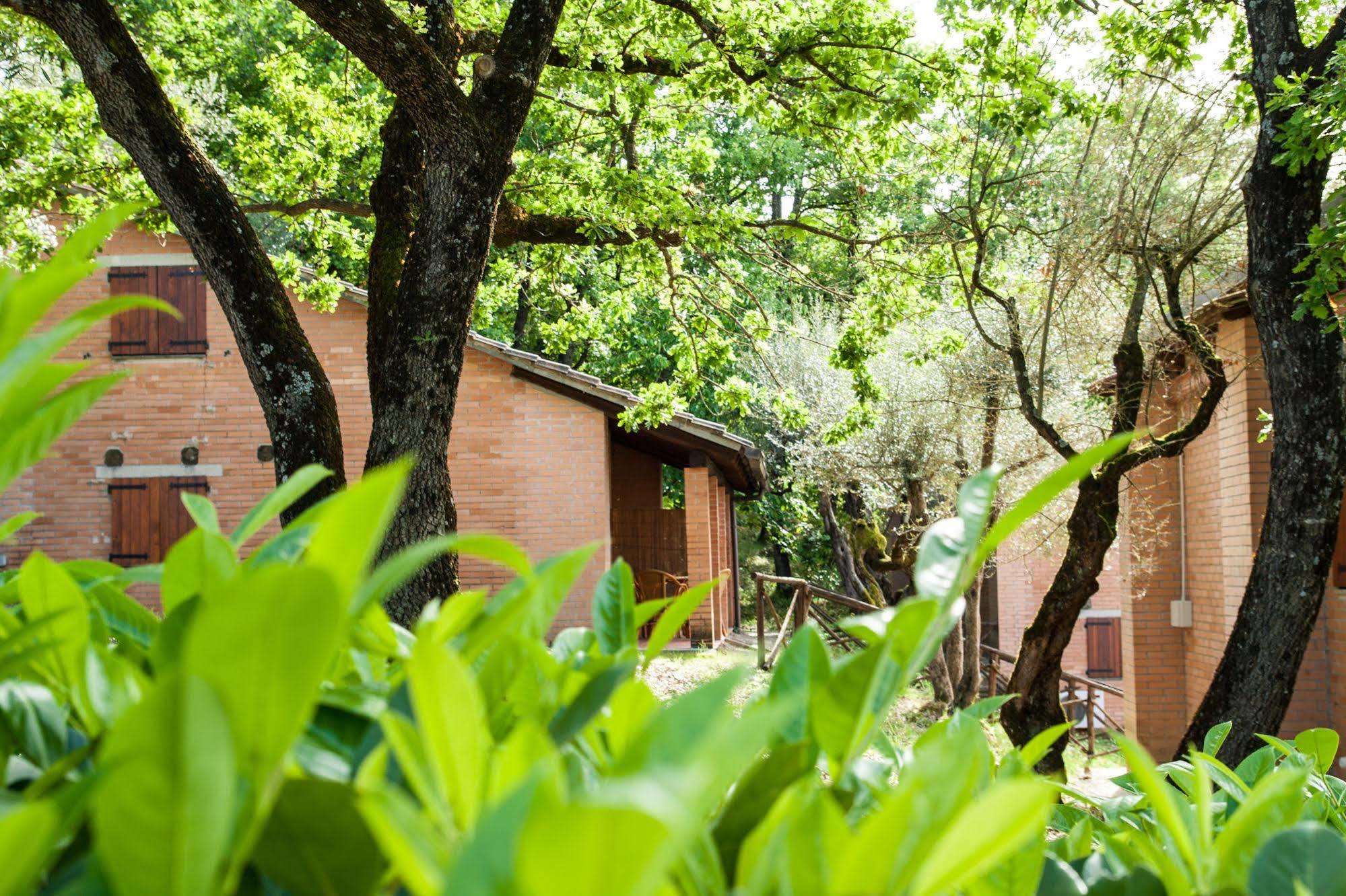 Cerquestra Camping Village Monte del Lago Extérieur photo