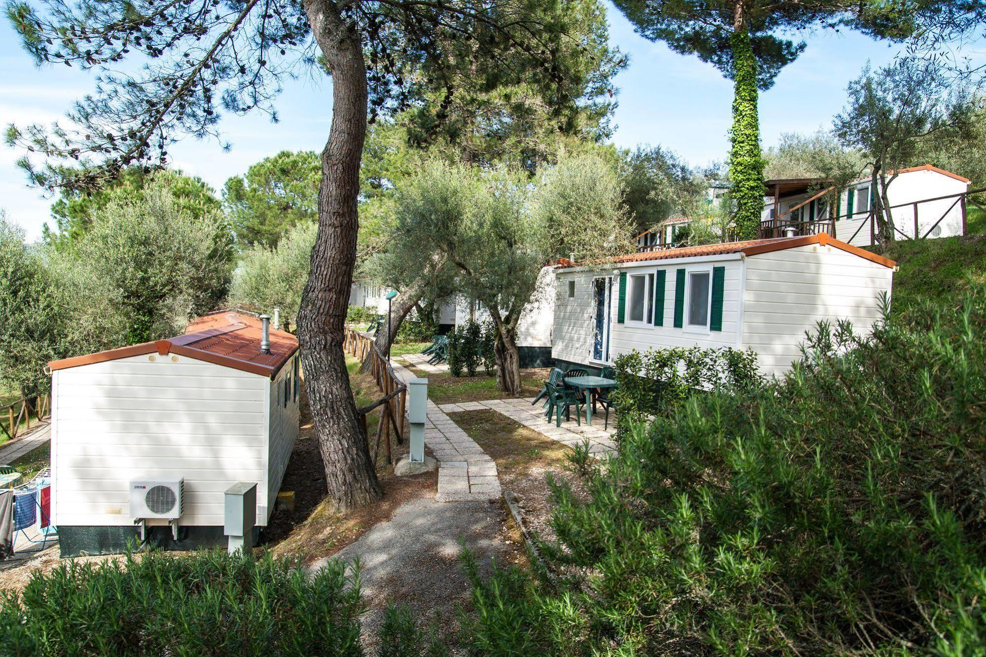Cerquestra Camping Village Monte del Lago Extérieur photo