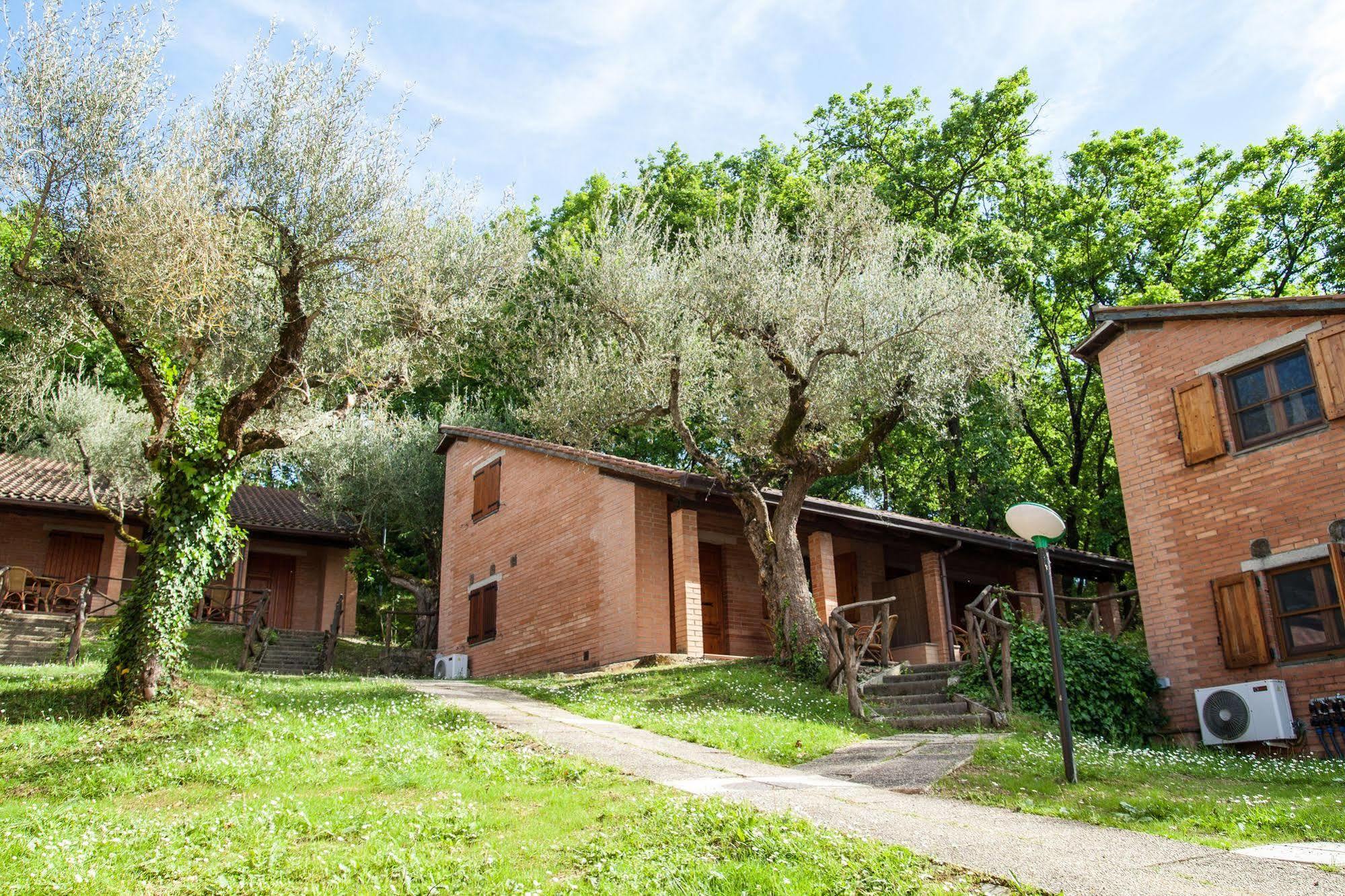Cerquestra Camping Village Monte del Lago Extérieur photo