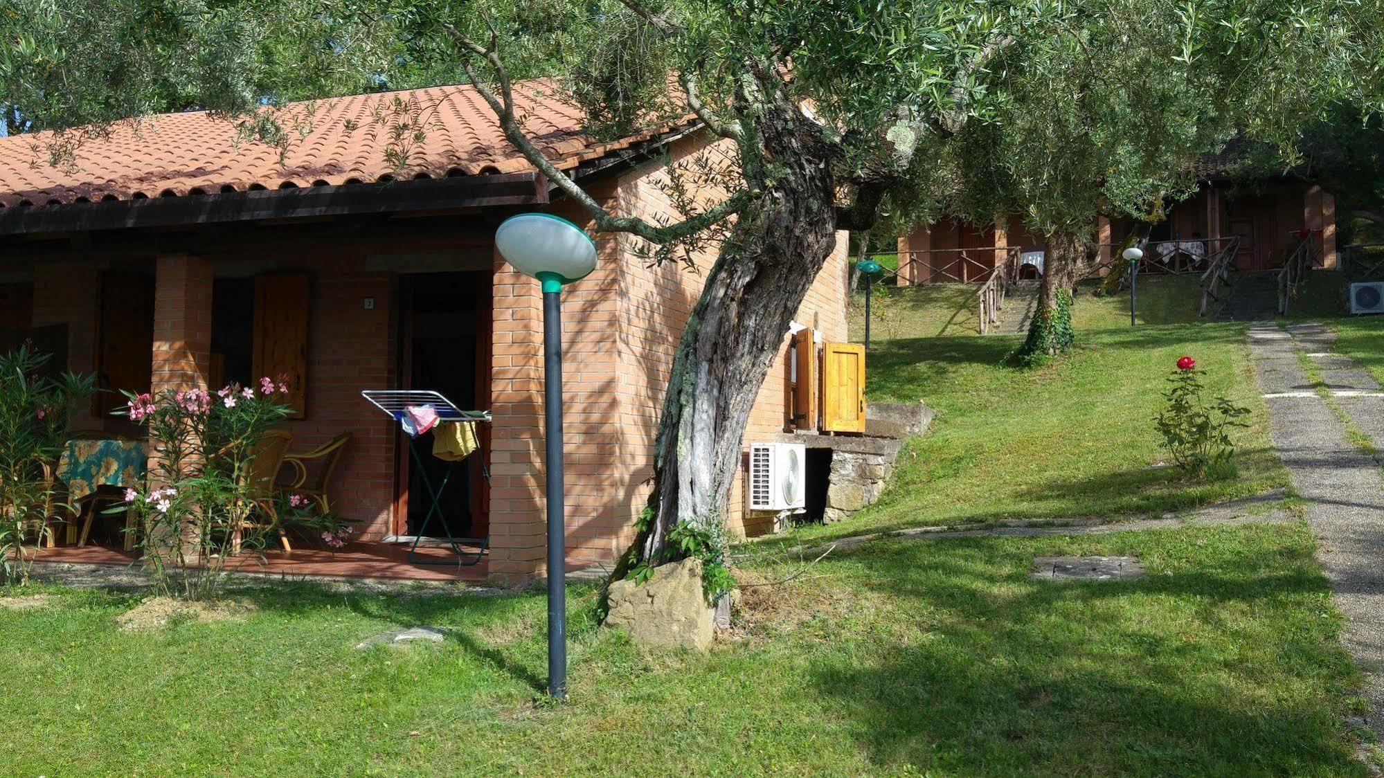 Cerquestra Camping Village Monte del Lago Extérieur photo