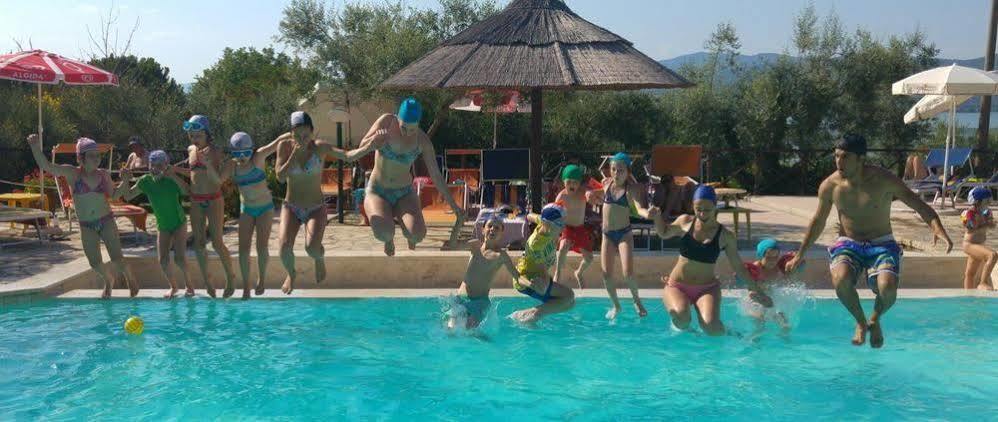 Cerquestra Camping Village Monte del Lago Extérieur photo