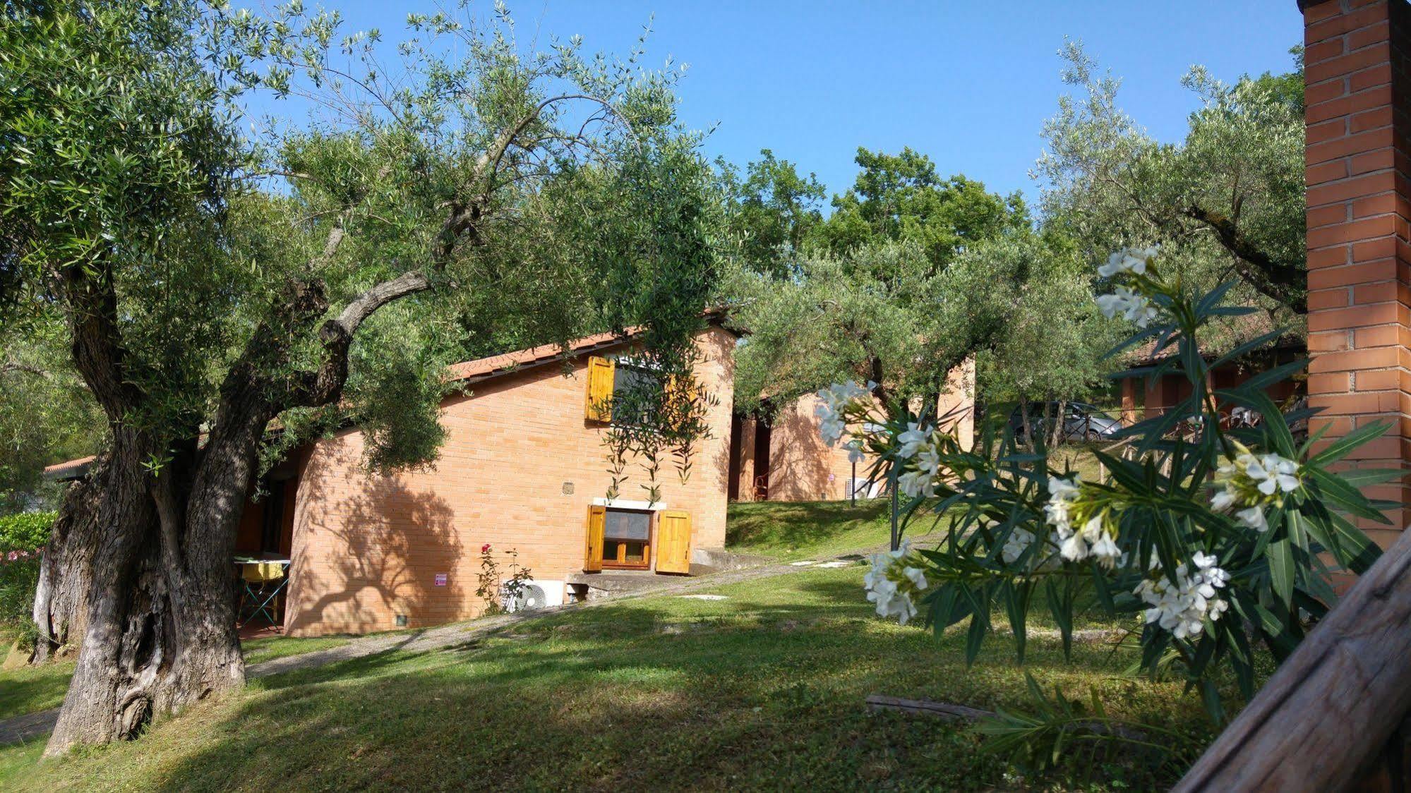 Cerquestra Camping Village Monte del Lago Extérieur photo