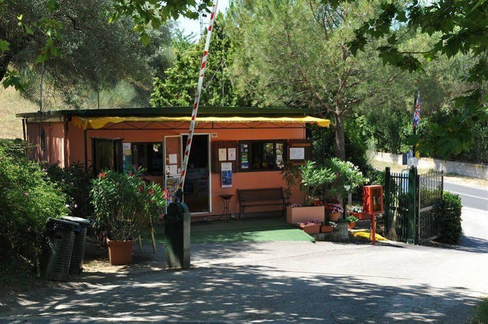 Cerquestra Camping Village Monte del Lago Extérieur photo